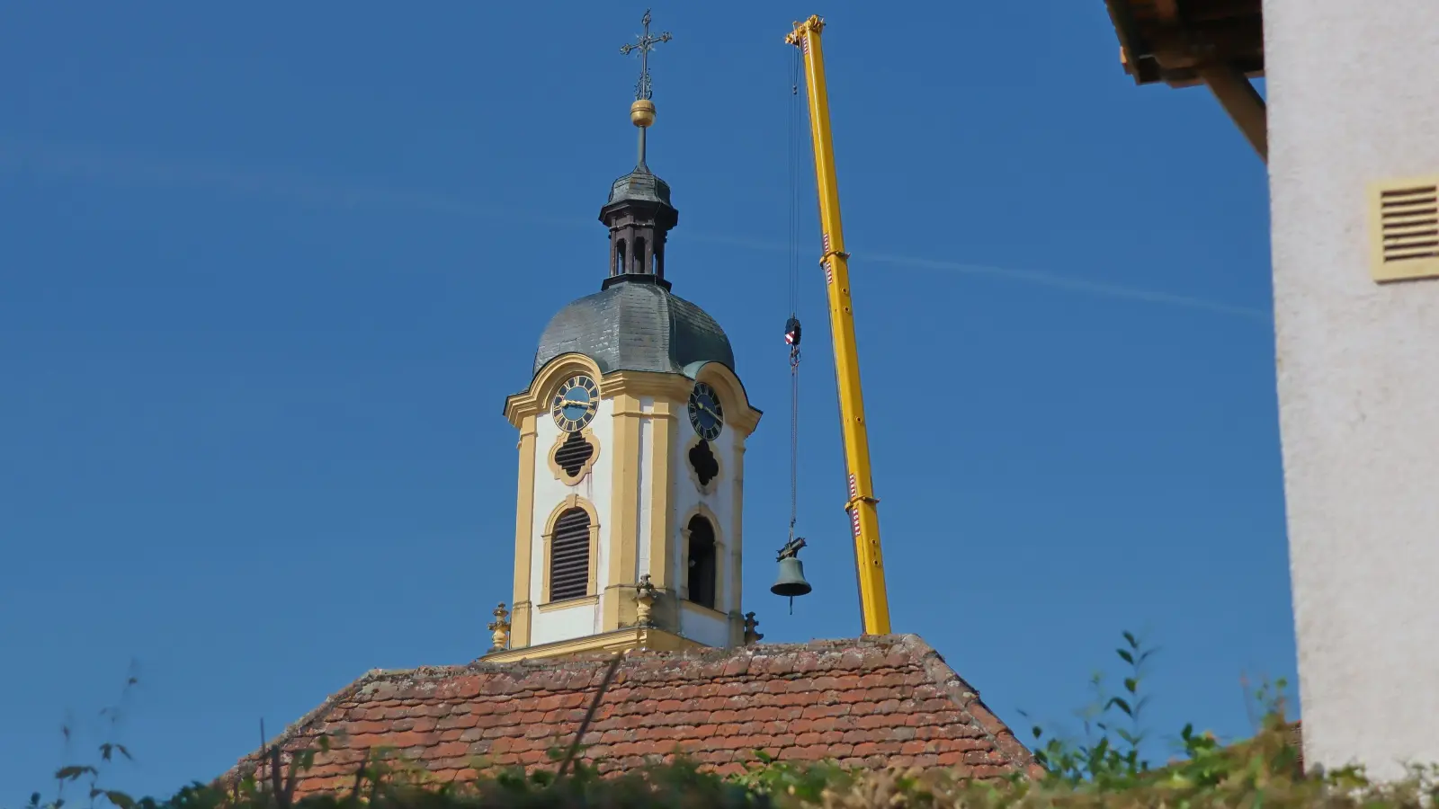 Die Marienglocke schwebte am Kranhaken gen Boden. (Foto: Andreas Reum)