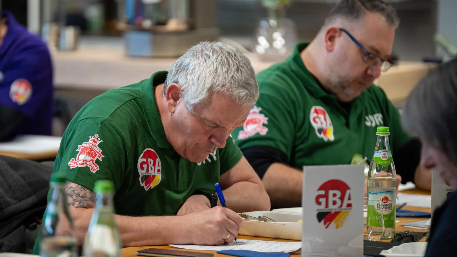 Bewertet wurden die Teams am Samstag von einer 22-köpfigen Jury der German Barbecue Association (GBA). (Foto: Mirko Fryska)