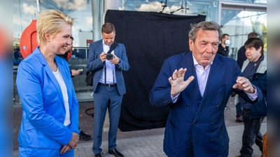 Der Landtagsausschuss zur Klimastiftung MV beharrt darauf, dass der frühere Bundeskanzler Gerhard Schröder (SPD) persönlich vor dem Gremium aussagt. (Archivbild)  (Foto: Jens Büttner/dpa-Zentralbild/dpa)