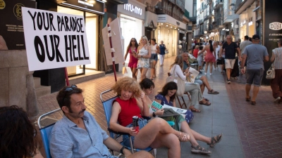 In Palma demonstrierten nach Polizeiangaben rund 1.000 Einheimische gegen die Folgen des Massentourismus. (Foto: Clara Margais/dpa)