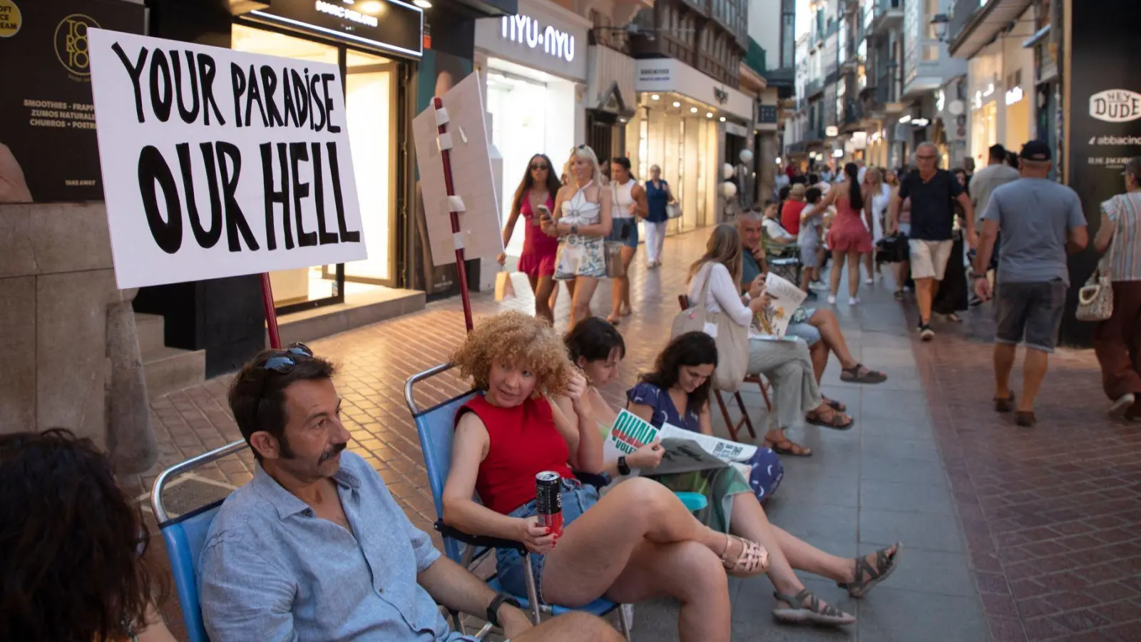 In Palma demonstrierten nach Polizeiangaben rund 1.000 Einheimische gegen die Folgen des Massentourismus. (Foto: Clara Margais/dpa)