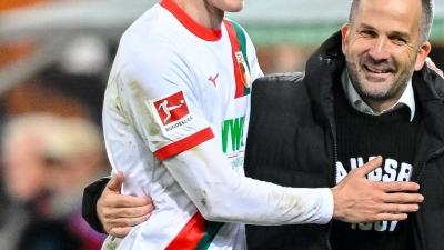 Die Laune beim FC Augsburg ist wieder blendend. (Foto: Harry Langer/dpa)