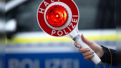 Gleich drei Autofahrer waren mit ungültigen Führerscheinen unterwegs - jeder mit einer anderen Masche. (Symbolbild)  (Foto: Soeren Stache/dpa)