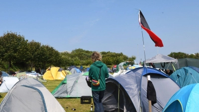 Bis Anfang September wollen die Mitlgieder des Punk-Protestcamps auf Sylt bleiben.  (Foto: Lea Albert/dpa)