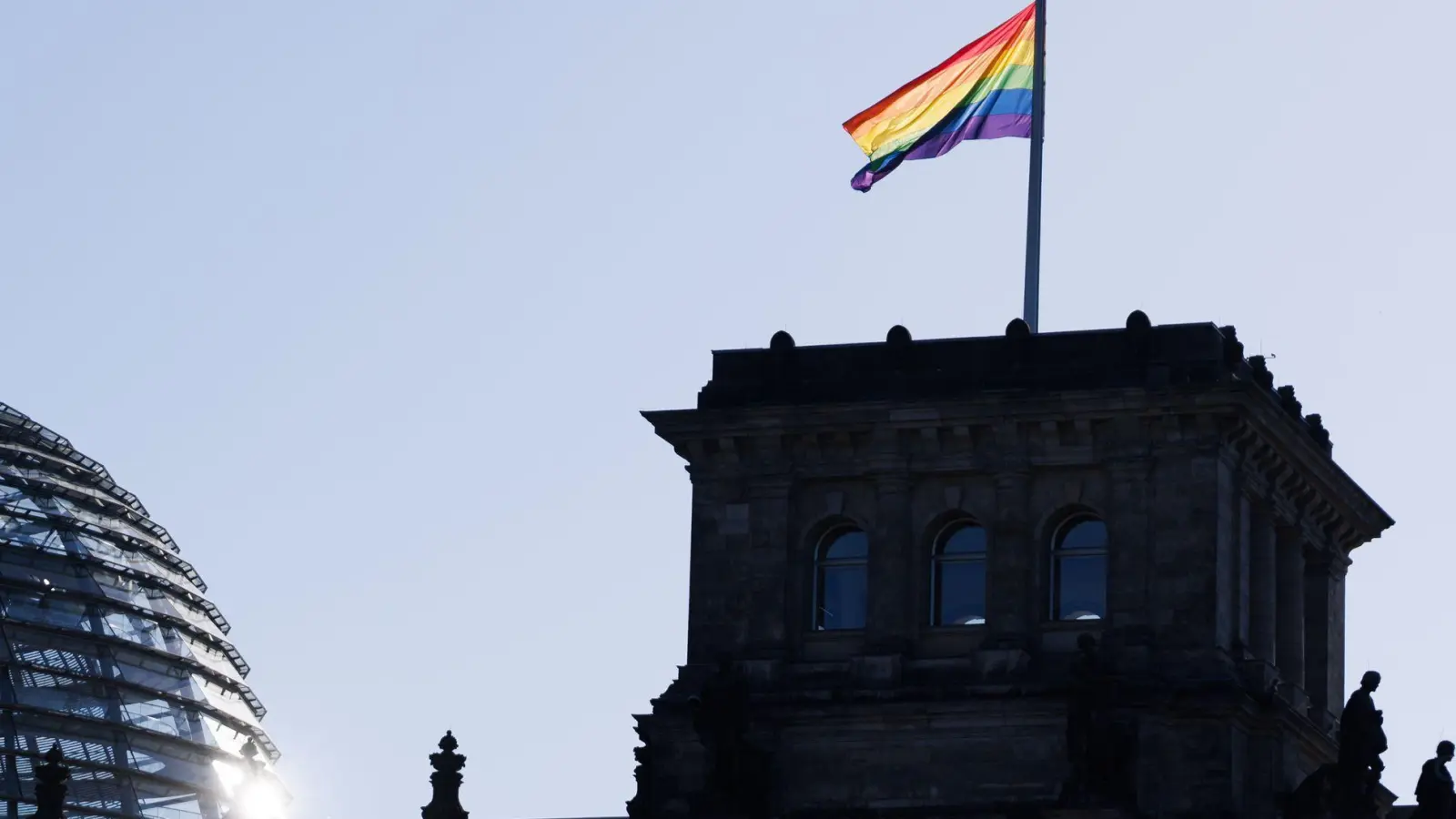 Bundestagspräsidentin Klöckner lässt die Fahne nur noch am Internationalen Tag gegen Homophobie hissen.  (Foto: Carsten Koall/dpa)