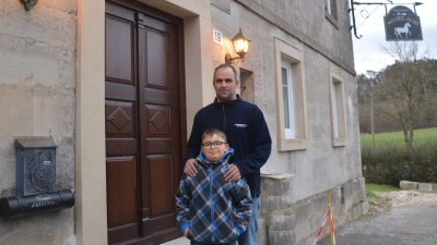 Markus Kronester betreibt das „Weiße Ross“ in Unterrimbach. Auch die Nachfolge-Generation – im Foto Sohn Jonas – ist schon Feuer und Flamme. (Foto: Johannes Zimmermann)