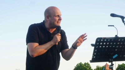 Bei seinem Auftritt auf dem Sportgelände des SV Mosbach: der Kabarettist Christoph Maul. (Foto: Wolfgang Hauf)