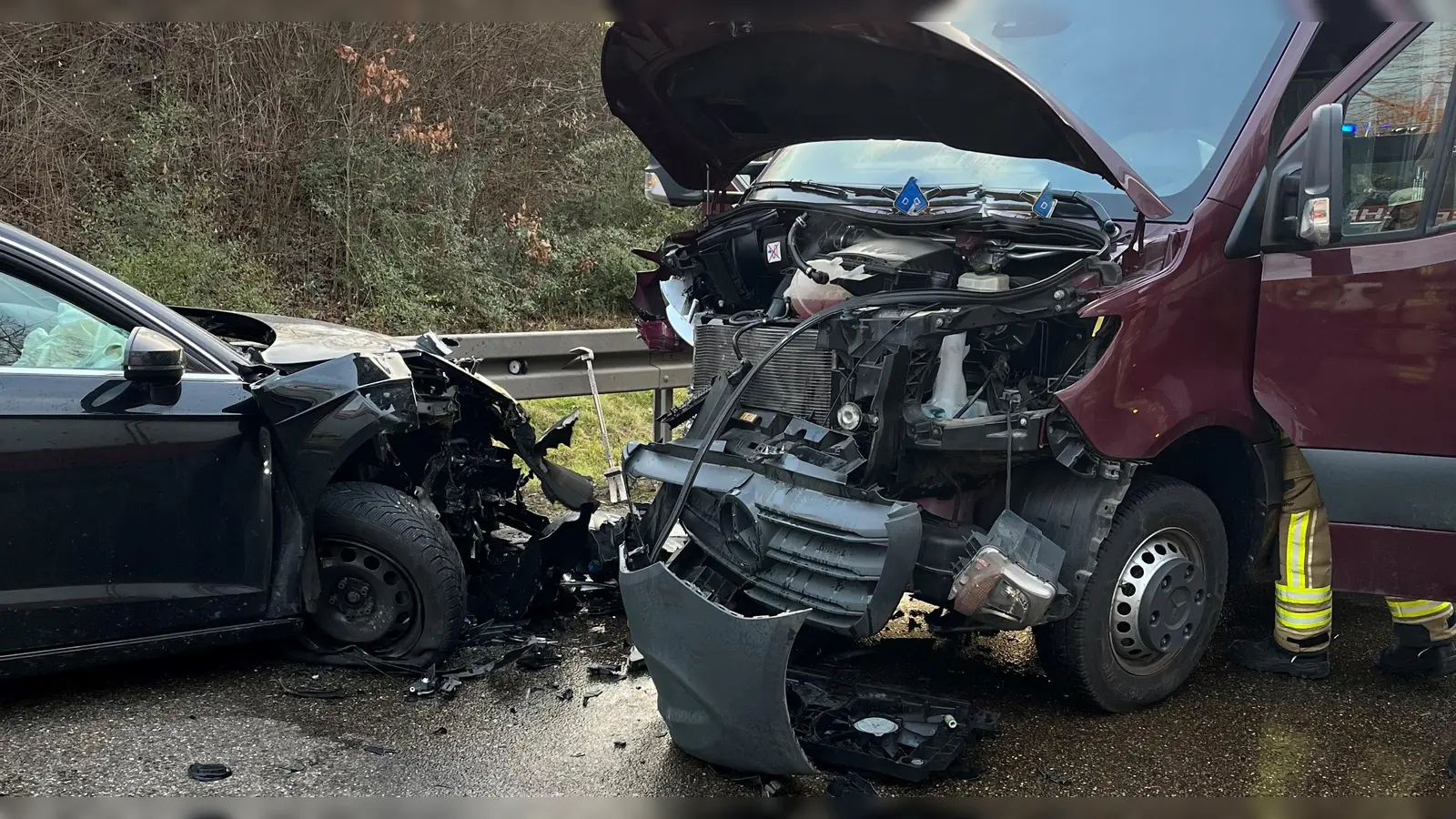 Bei dem Unfall auf der B13 verletzte sich eine Autofahrerin leicht. (Foto: Feuerwehr Ansbach)