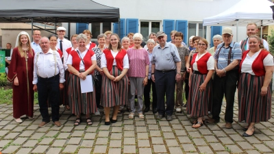 Die Geehrten gemeinsam mit Osing-Kaiserin Kunigunde Magdalene Schmidt (links), Bürgermeister Toni Schiefer Zweiter von links), Landrat Christian von Dobschütz (Fünfter von links) und Vorsitzender Christine Rabenstein (Fünfte von rechts) (Foto: Hans-Jochen Teufel)