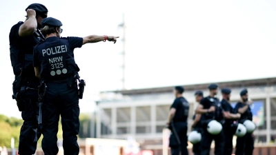 Die Sicherheit rund um Stadien und in den Arenen ist immer wieder Thema. (Foto: Fabian Strauch/dpa)