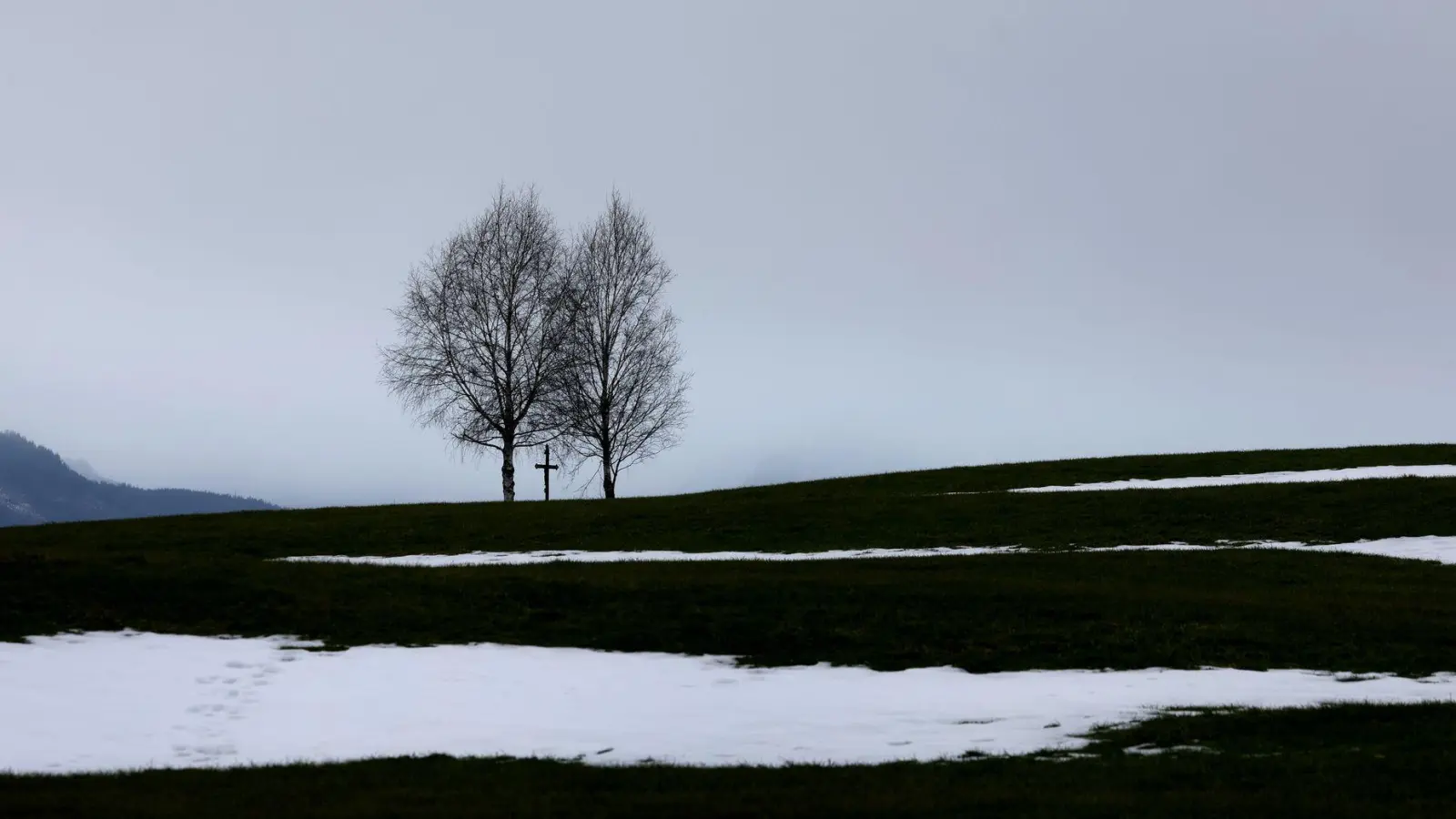 Schnee und Glätte in den Hochlagen, sonst Regen und mildere Temperaturen lautet die Wettervorhersage für das kommende Wochenende (Archivbild). (Foto: Karl-Josef Hildenbrand/dpa)