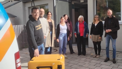 Vor dem Mensaeingang zeigt Fahrer Manuel Ritter (links) den Wärmebehälter der Mahlzeiten den Verantwortlichen des Versorgungskonzepts: (von links) Ron Geyer, Anja Strauß, Anja Beck, Michaela Bernecker, Anne Krebs, Susanne Staib und Dr. Christoph Hammer. (Foto: Michaela Krauth )