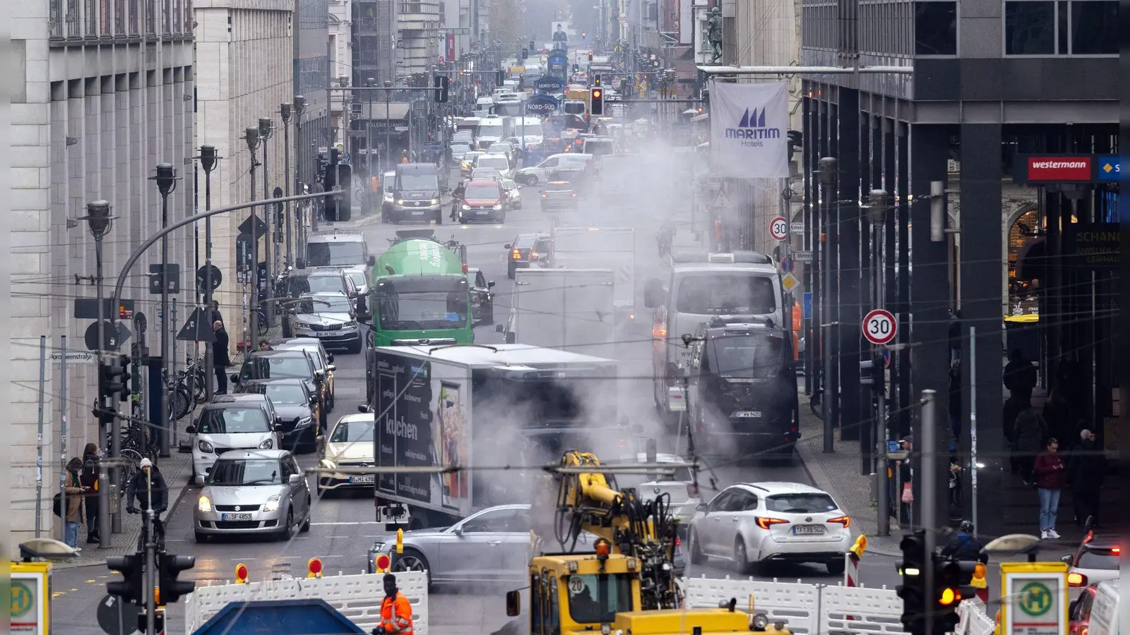 Für einen Stau reicht es noch leicht, doch die Zahl der Autos in Berlin ist 2024 gesunken. (Archivbild) (Foto: Soeren Stache/dpa/ZB)