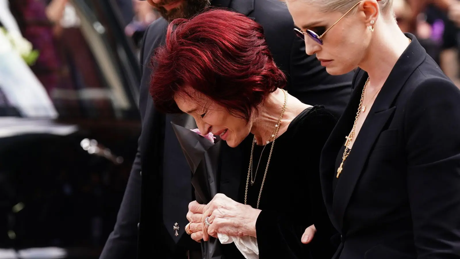 Sharon Osbourne (links) hat sich zu Warnungen von Ozyy Osbournes Ärzten kurz vor dessen letzter Show geäußert. (Archiv) (Foto: Jacob King/PA Wire/dpa)