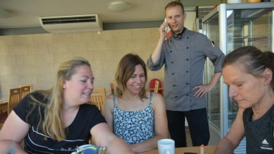 Svenja Hasenbrinck und Angela Gloger (von links) sprechen mit Sozialmanagerin Christine Halbrichter (rechts) Termine ab. Koch Matthias Gloger gehört der neuen Männergruppe an. (Foto: Anita Dlugoß)