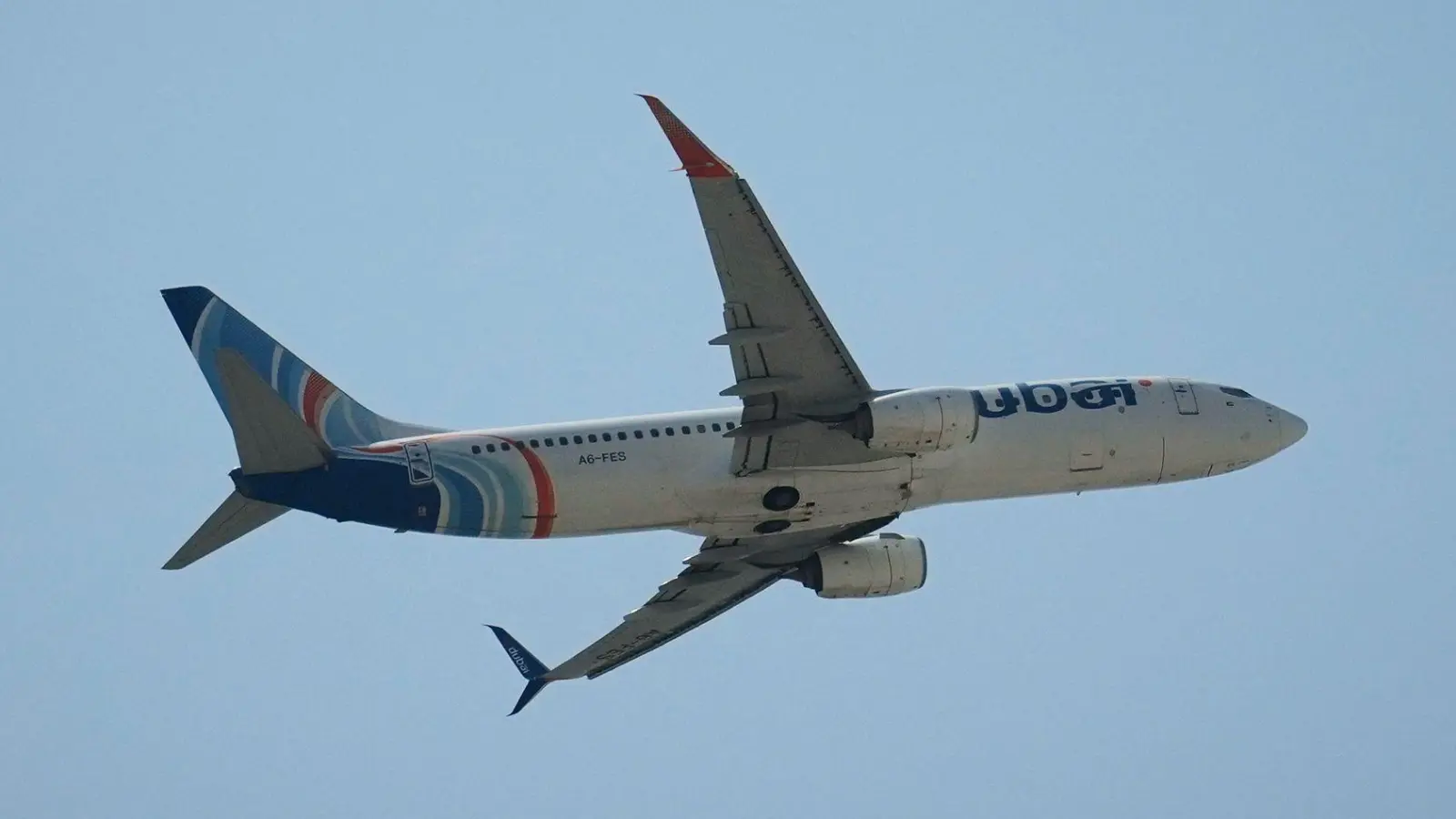 Ein Flydubai-Flieger hebt in Dubai ab.  (Foto: Uncredited/AP/dpa)