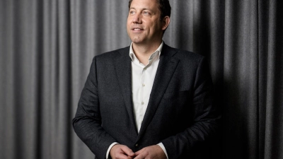 Ein kleines, aber feines Geschenk hat Vizekanzler Klingbeil für Merz zum Geburtstagsempfang mitgebracht. (Foto: Michael Kappeler/dpa)