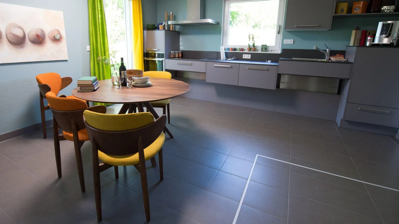 Praktisch, wenn die Küchenzeile teilweise höhenverstellbar ist.  (Foto: Wolfram Kastl/dpa/dpa-tmn)