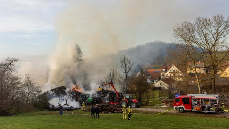 Zahlreiche Holzstämme gerieten in Untereichenbach bei Ansbach in Brand. (Foto: Evi Lemberger)