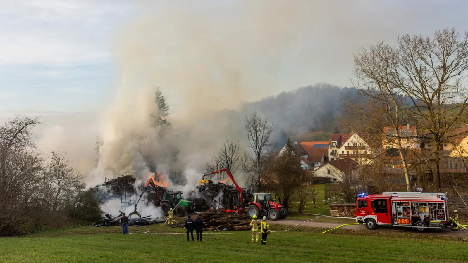 Zahlreiche Holzstämme gerieten in Untereichenbach bei Ansbach in Brand. (Foto: Evi Lemberger)