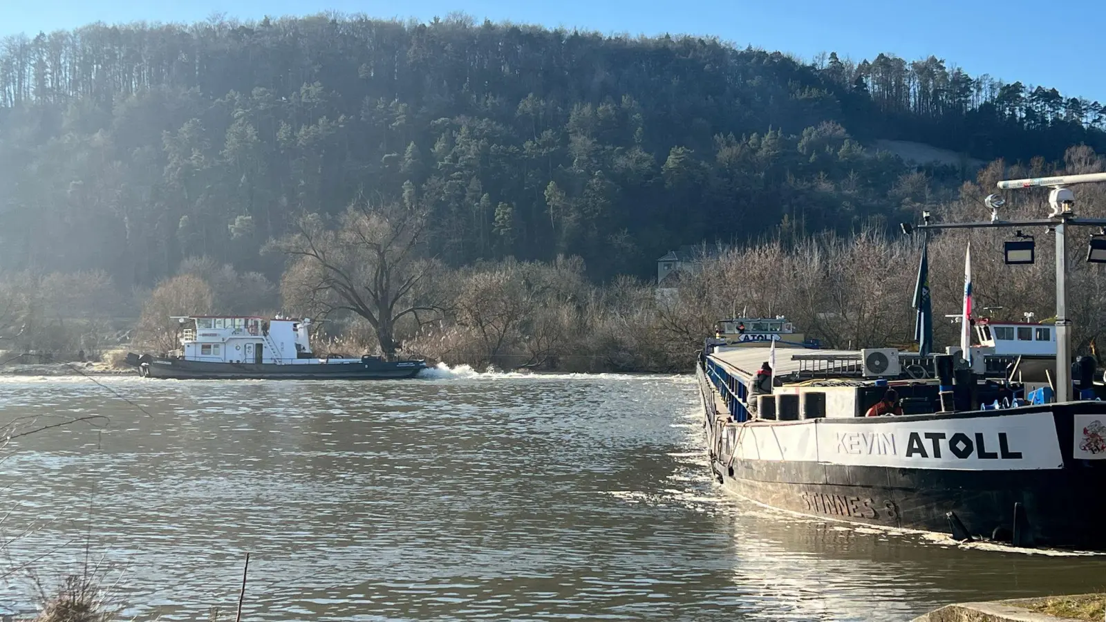 Erneut blockierte ein Frachtschiff die Schifffahrt auf dem Main.  (Foto: Pascal Höfig/NEWS5/dpa)