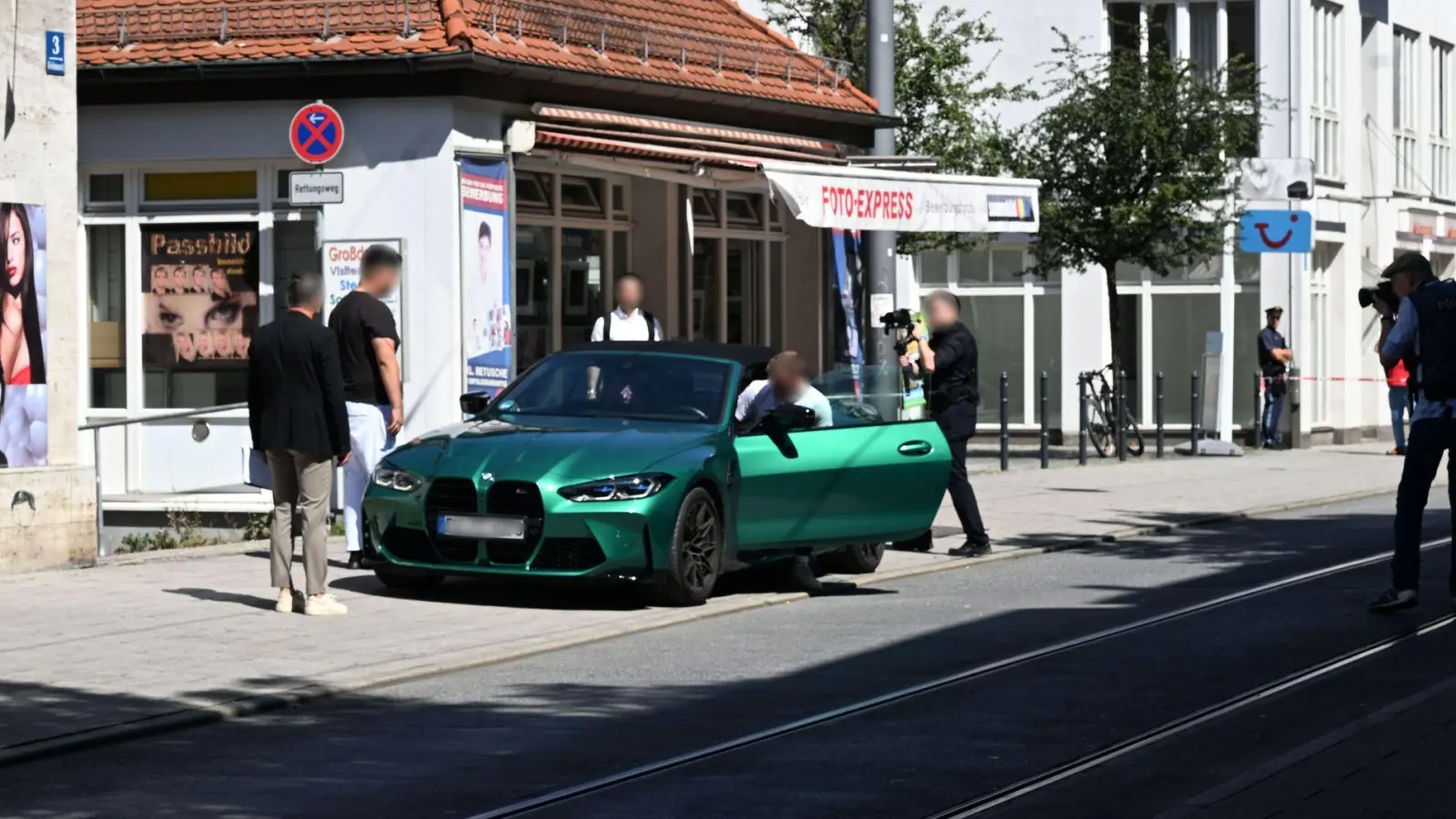 Ermittler und Beteiligte stellten den Ablauf des Angriffs in der Nähe des Pasinger Bahnhofs nach. (Foto: Felix Hörhager/dpa)