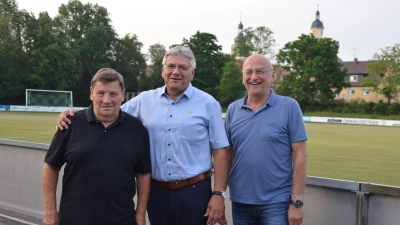 Die neue alte Vorstandschaft beim 1. FV Uffenheim (von links): Schriftführer Herbert Habelt, Vorsitzender Walter Schürmann und Kassier Gerhard Lagler. (Foto: Johannes Zimmermann)