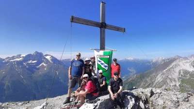 Eine Gruppe rund um Werner Etschel (zweiter von links) und Hans Probst (rechts daneben) hissten die Ansbacher Flagge auf der Samspitz und auf der Ansbacher Hütte. (Foto: privat)