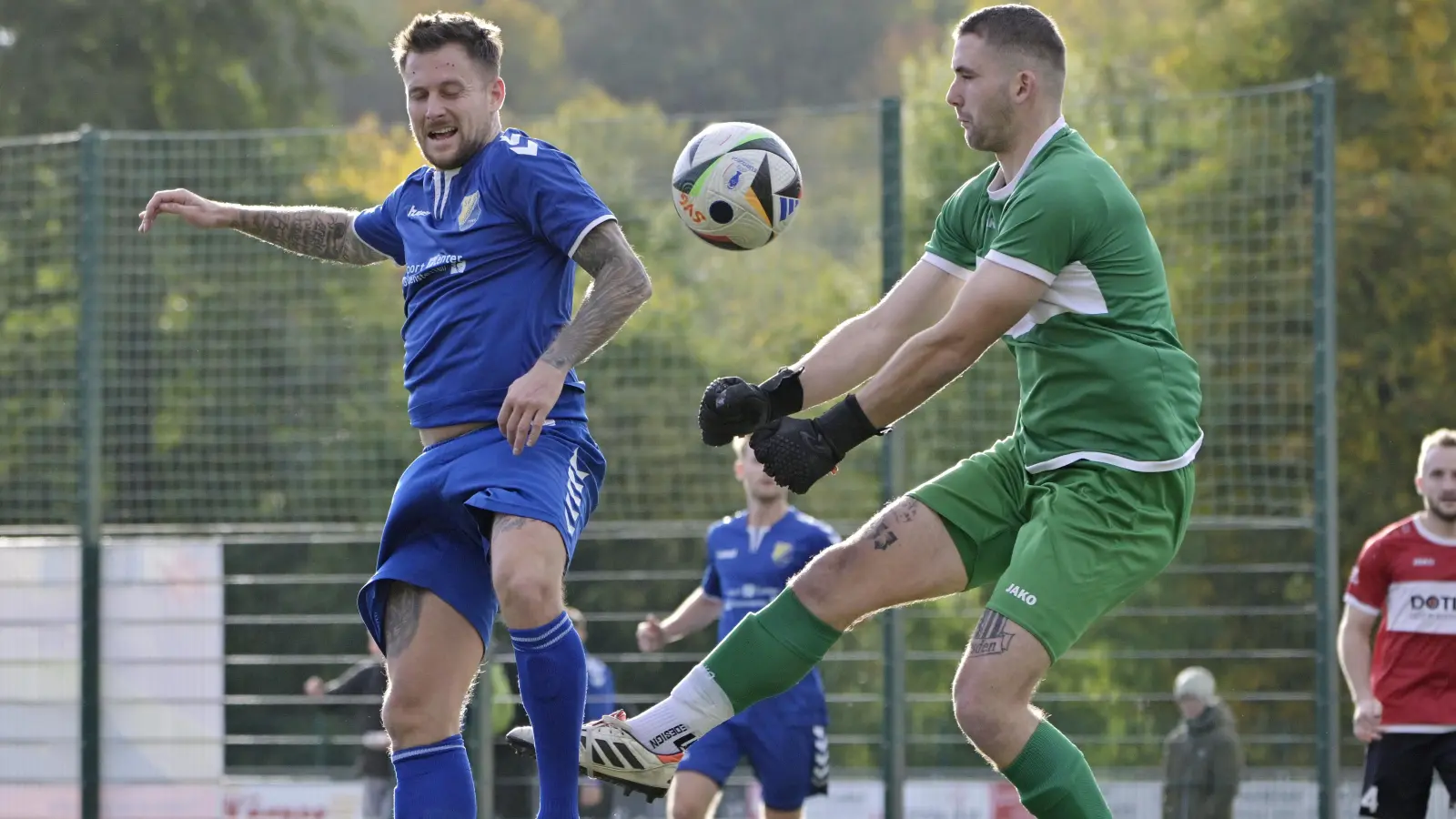 Die beiden Protagonisten des 1:0-Siegtreffers für Gutenstetten in einer anderen Szene: SVG-Torschütze Kevin Woleman (links) und Weißenburgs Torwart Maximilian Laub. (Foto: Martin Rügner)