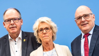 Die Mindestlohnkommission präsentiert das Mindestlohn-Ergebnis.  (Foto: Michael Kappeler/dpa)