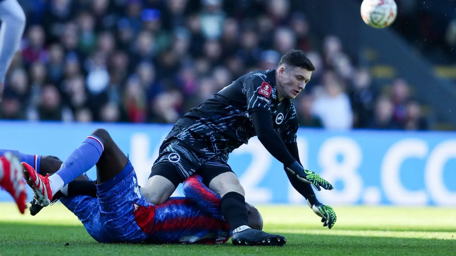 Millwall-Torhüter Liam Roberts traf Mateta mit dem linken Fuß am Kopf. (Foto: Izzy Poles/News Images via ZUMA Press Wire/dpa)