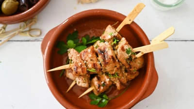 Die maurischen Spieße „Pinchos Morunos“ haben vor dem Grillen in einer Marinade aus Knoblauch, Kreuzkümmel, Paprika, Säure und Olivenöl gebadet.  (Foto: Julia Uehren/loeffelgenuss.de/dpa-tmn)