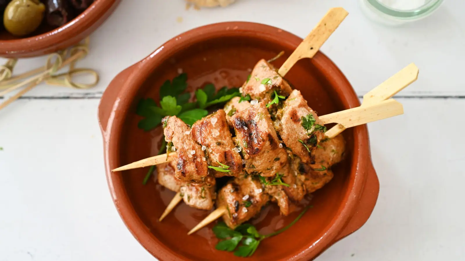 Die maurischen Spieße „Pinchos Morunos“ haben vor dem Grillen in einer Marinade aus Knoblauch, Kreuzkümmel, Paprika, Säure und Olivenöl gebadet.  (Foto: Julia Uehren/loeffelgenuss.de/dpa-tmn)