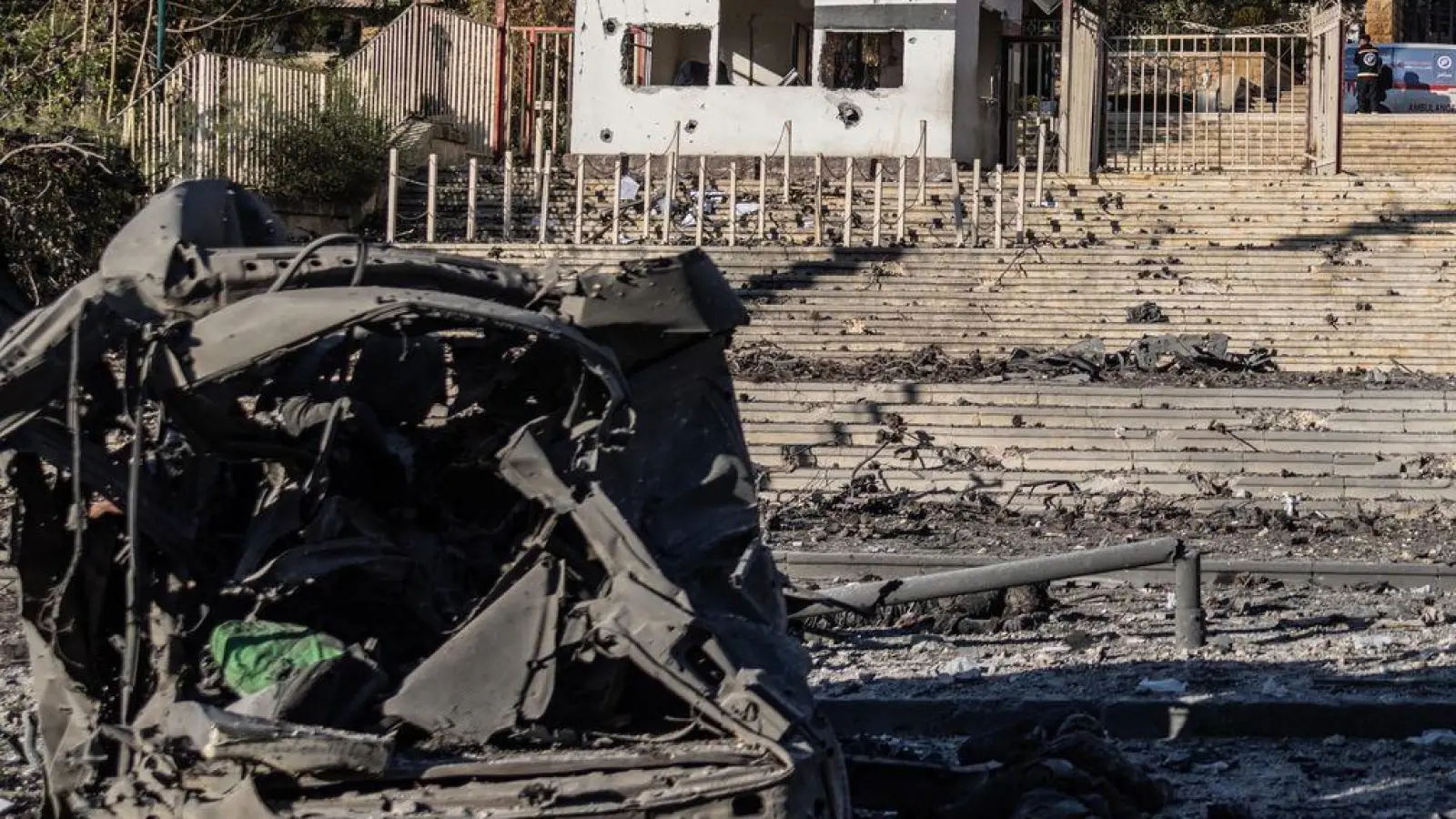 Bei russischen Luftangriffen nahe einer Klinik in Aleppo hat es Aktivisten zufolge Tote und Verletzte gegeben. (Foto: Anas Alkharboutli/dpa)