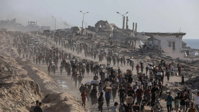 Wer Hilfsgüter im Gazastreifen bekommt, muss teils weite Wege auf sich nehmen. (Archivbild) (Foto: Omar Ashtawy/APA Images via ZUMA Press Wire/dpa)