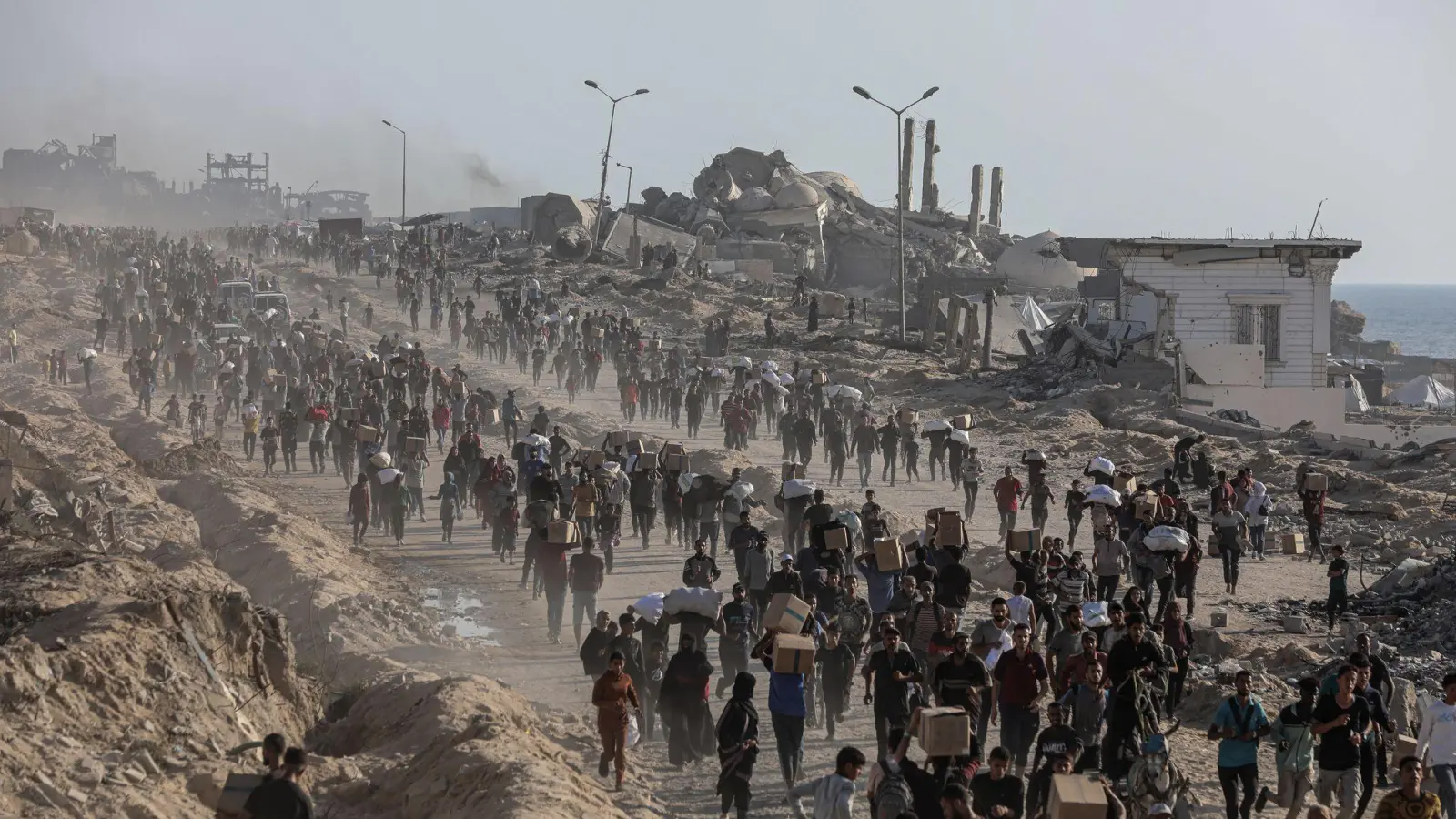 Wer Hilfsgüter im Gazastreifen bekommt, muss teils weite Wege auf sich nehmen. (Archivbild) (Foto: Omar Ashtawy/APA Images via ZUMA Press Wire/dpa)