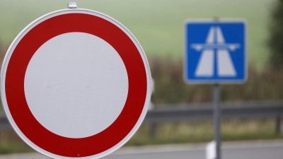 In Richtung Regensburg bleibt die A3 auf einem Abschnitt im Landkreis Deggendorf voraussichtlich bis zum Abend gesperrt. (Symbolbild) (Foto: Bernd Wüstneck/dpa-Zentralbild/dpa)