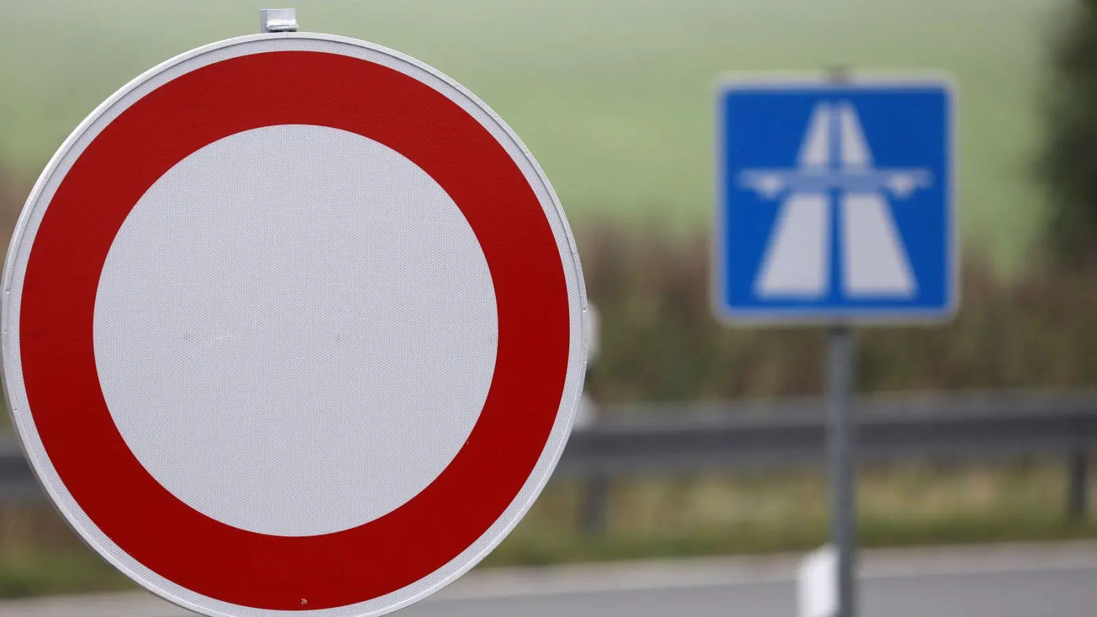 In Richtung Regensburg bleibt die A3 auf einem Abschnitt im Landkreis Deggendorf voraussichtlich bis zum Abend gesperrt. (Symbolbild) (Foto: Bernd Wüstneck/dpa-Zentralbild/dpa)