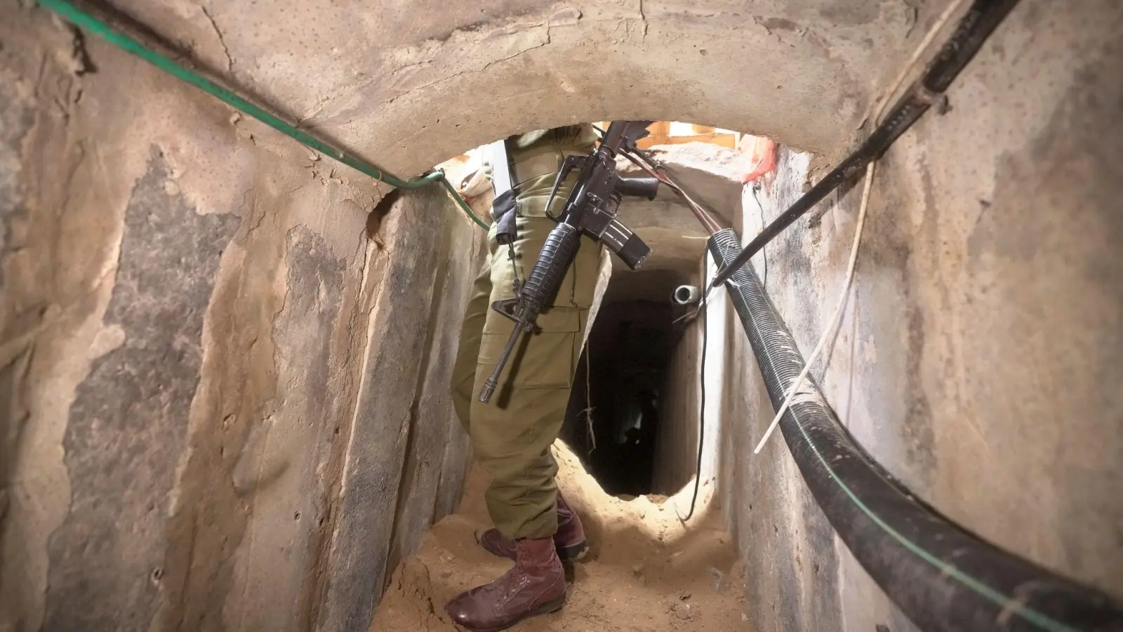 Ein israelischer Soldat steht in einem unterirdischen Tunnel, der unter dem Schifa-Krankenhaus in Gaza-Stadt entdeckt wurde. (Foto: Victor R. Caivano/AP/dpa)