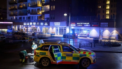 Medizinisches Personal steht in Solna nördlich von Stockholm an der Stelle, an der ein Mann erschossen aufgefunden wurde. (Foto: Christine Olsson/TT News Agency/AP/dpa)