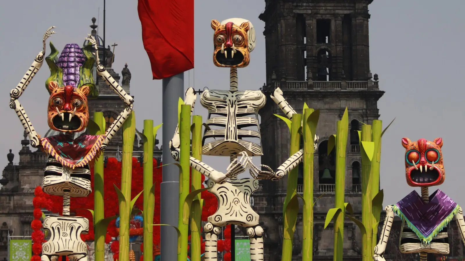 Im zentralen Platz von Mexiko-Stadt sind bis zu zehn Meter hohe Skeletten aus Pappe aufgestellt. (Foto: Carlos Santiago/eyepix via ZUMA Press Wire/dpa)