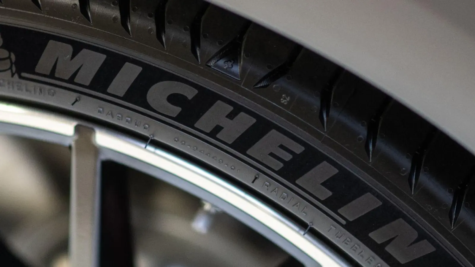 Der französische Reifenhersteller Michelin reagiert mit einem weitreichenden Stellenabbau auf steigende Produktionskosten und Konkurrenz aus Niedriglohnländern. (Foto: Robert Michael/dpa)