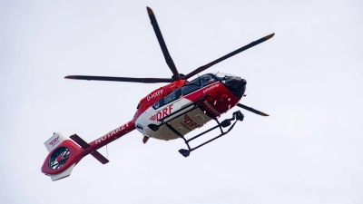 Die 66-Jährige wurde per Hubschrauber in eine Klinik geflogen. (Symbolbild) (Foto: Stefan Sauer/dpa)