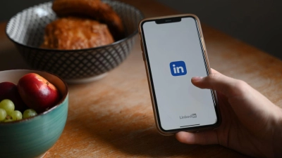 Man „kennt“ sich von LinkedIn - irgendwie. Aber ist das ein Grund, jemandem ungefragt Werbung zu schicken. Ganz klar Nein, sagt das Amtsgericht Düsseldorf. (Foto: Alicia Windzio/dpa)