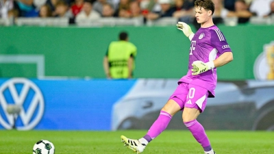 Bei der Rückkehr in seine Fußball-Heimat wieder im Tor des FC Bayern: Jonas Urbig. (Archivbild) (Foto: Uwe Anspach/dpa)