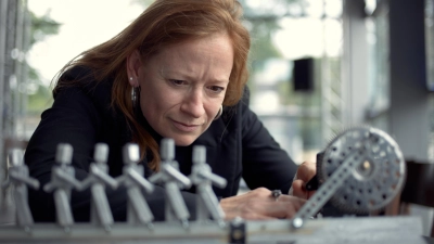 Demonstriert die Roboter-Riege ihres neuen Kinderstücks: Sabine Effmert. Die mobile Produktion ist für Kinder ab vier Jahren gedacht und hat am 31. Mai um 15 Uhr Premiere im Theater Ansbach. (Foto: Tizian Gerbing)