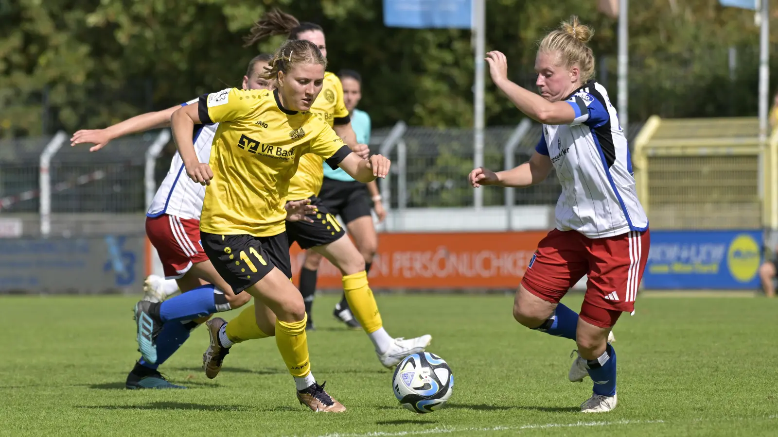 Marlene Ganßer (gelbes Trikot, gegen Irma Schittek vom Hamburger SV) wird vorerst nicht mehr für den SV Weinberg auflaufen. (Foto: Martin Rügner)