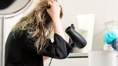 Die Auswahl eines neuen Föhns sollte auf die individuelle Haarstruktur abgestimmt sein. Besonders wichtig sind die Leistung, Temperaturstufen und Funktionen wie eine Kalttaste. (Foto: Christin Klose/dpa-tmn)