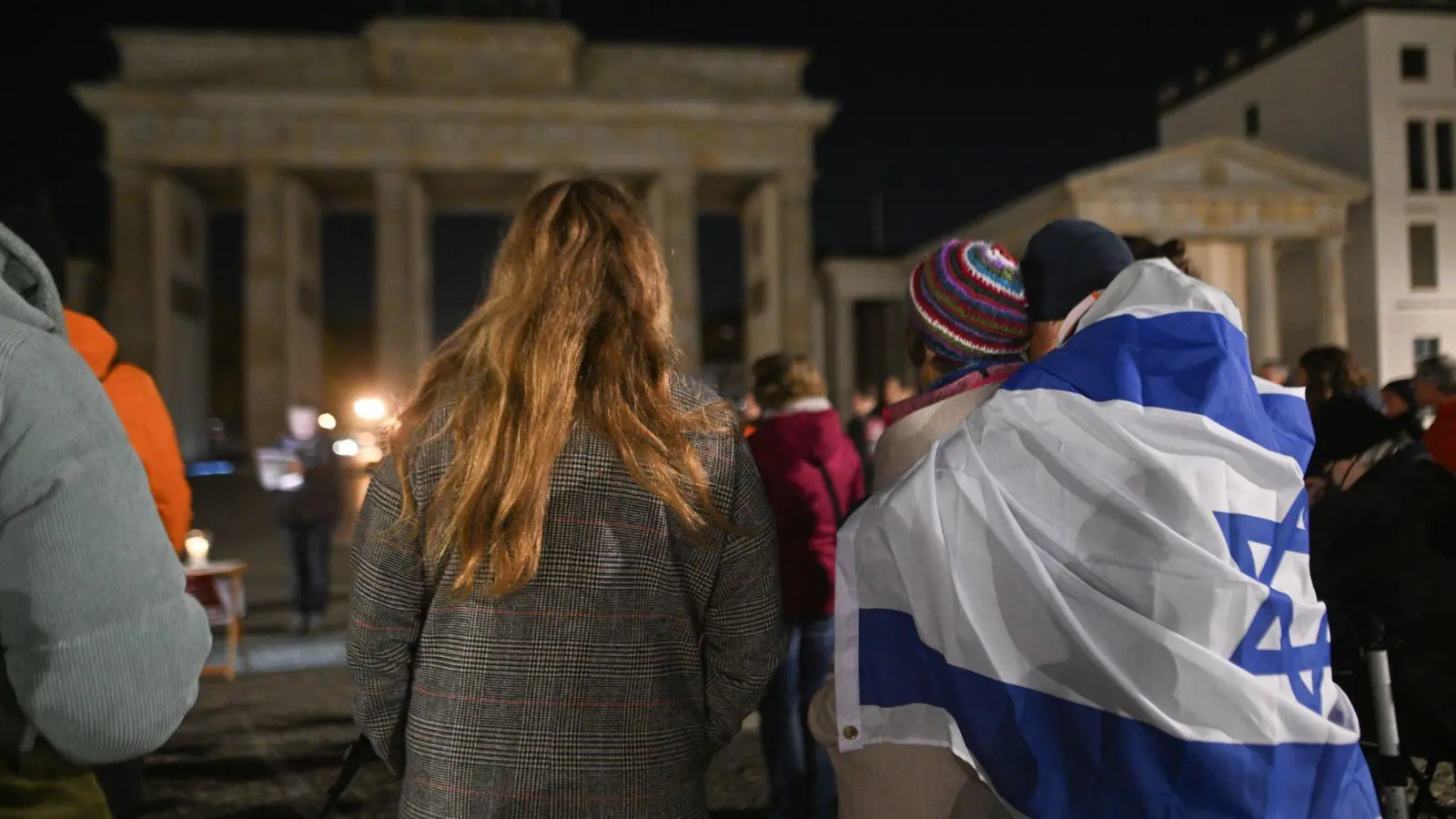 In Berlin begann das Gedenken an die Opfer des Überfalls bereits am frühen Morgen am Brandenburger Tor.  (Foto: Sebastian Christoph Gollnow/dpa)