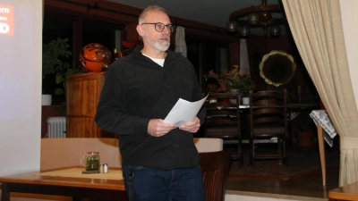 SPD-Ortsvorsitzender Stefan Sterner steht selbst nicht zur Wahl, stellte aber gemeinsam mit den Kandidatinnen und Kandidaten die Ziele seines Ortsverbandes vor. (Foto: Stefan Neidl)